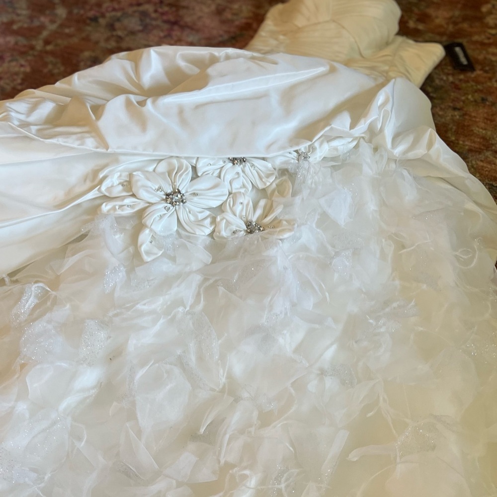 Kitty Chen Couture size 8 wedding dress.  Never worn!